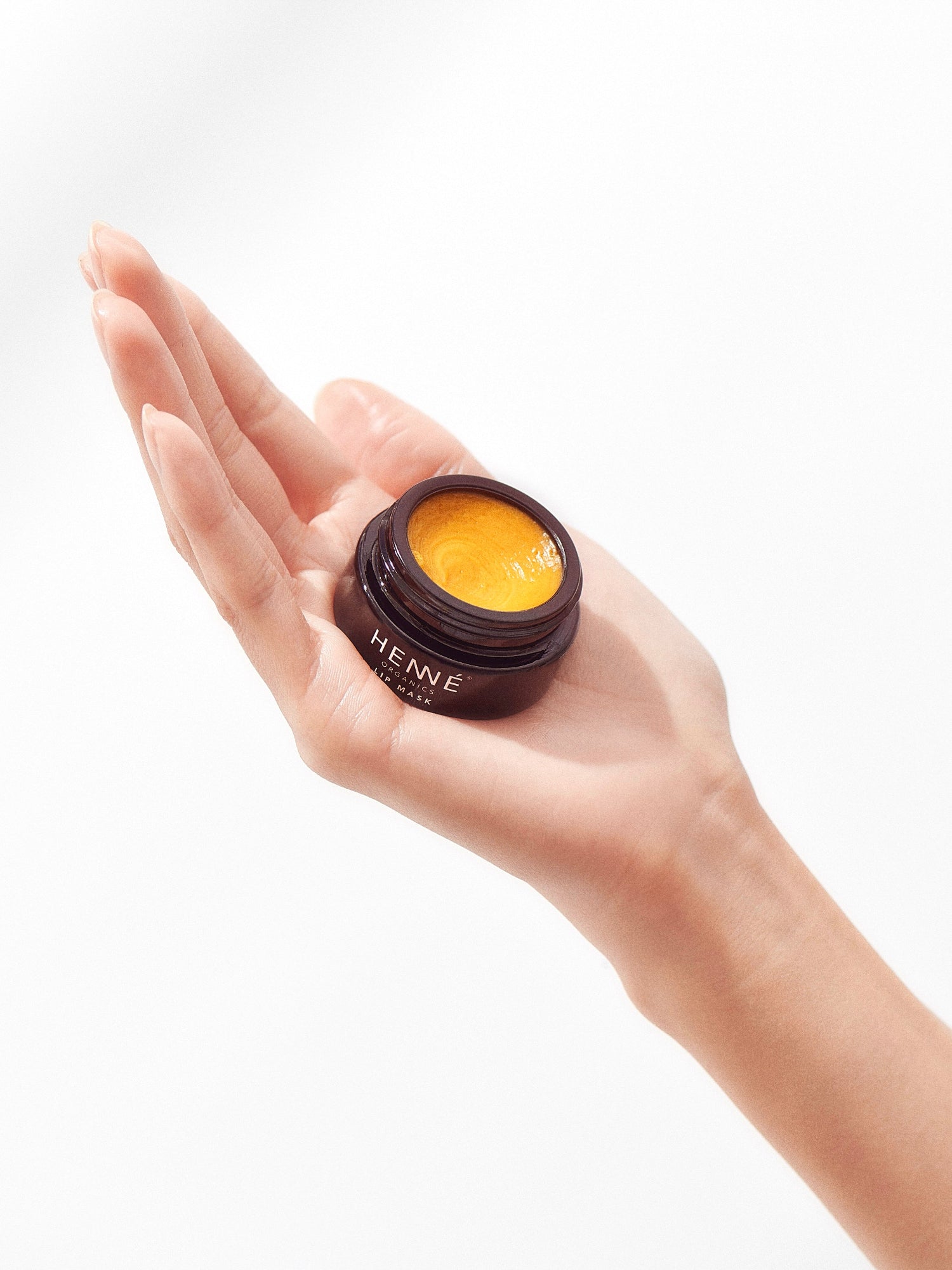HENNÉ ORGANICS Lip Mask in jar held in hand