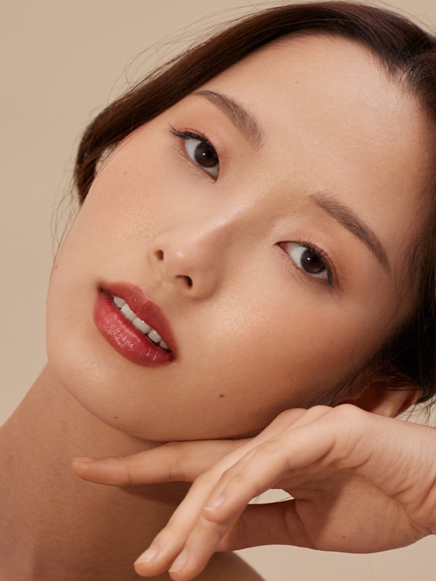 HENNÉ ORGANICS Luxury Lip Tint in Intrigue on lips