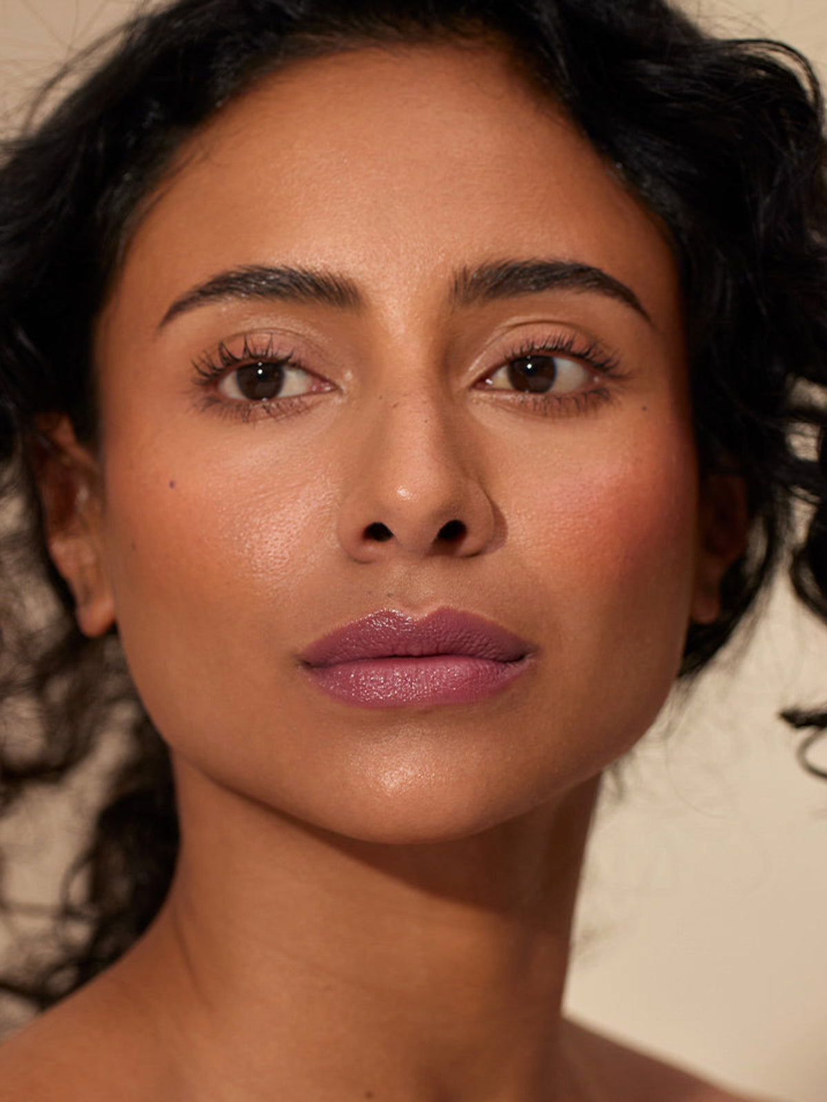 HENNÉ ORGANICS Luxury Lip Tint in Muse on lips