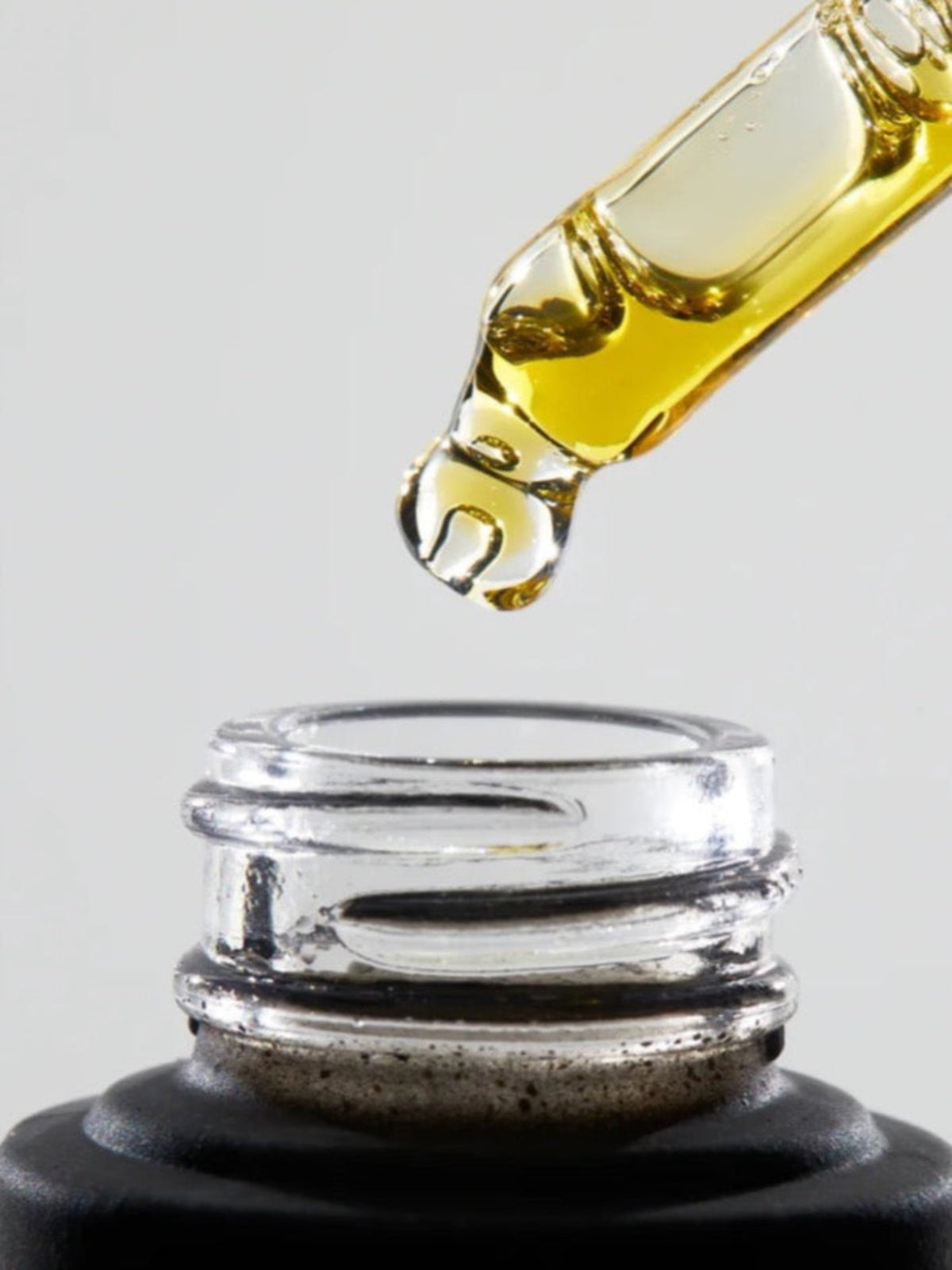 IRENE FORTE Phytomelatonin Rejuvenating Serum texture with dropper