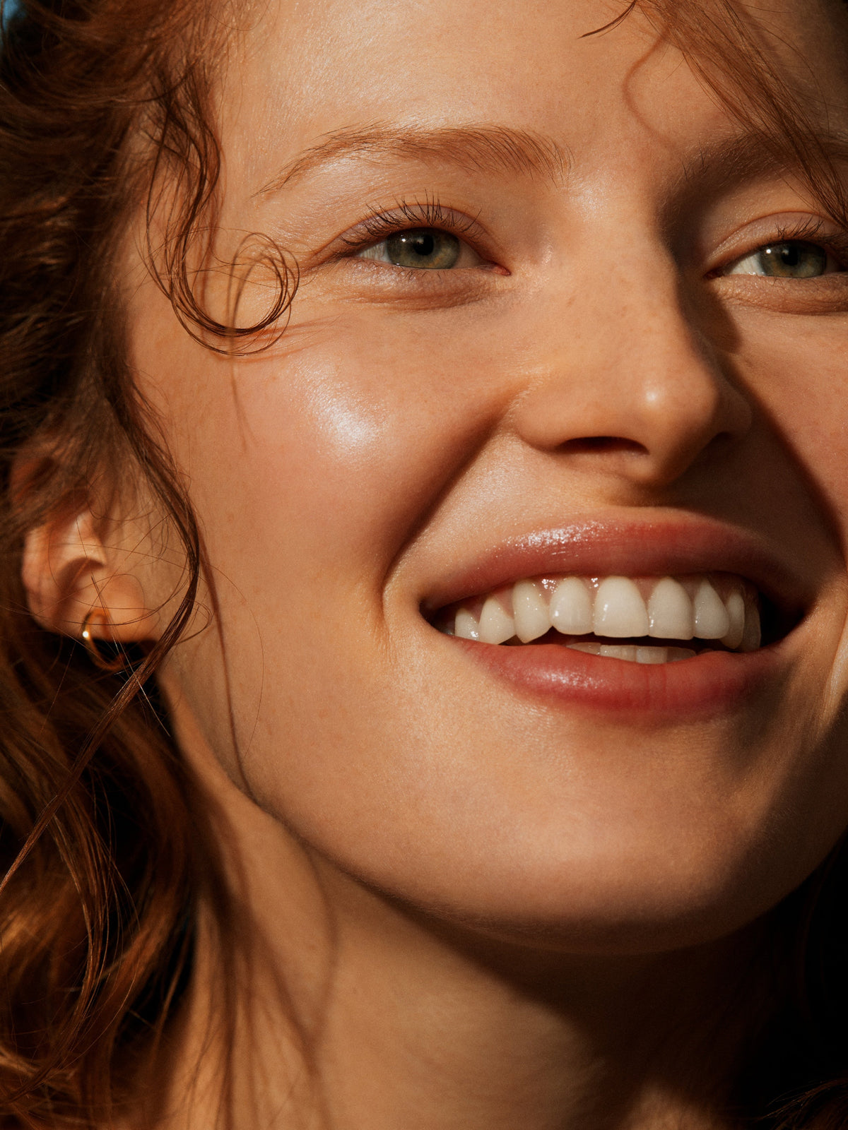 Model with glowing skin using IRENE FORTE Rose Face Oil