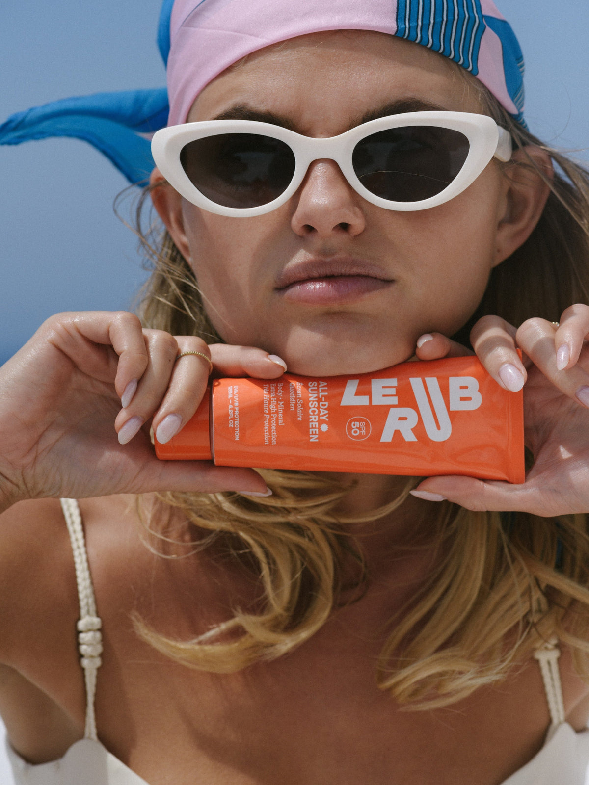 Woman holding LE RUB Everyday Sunscreen SPF 50
