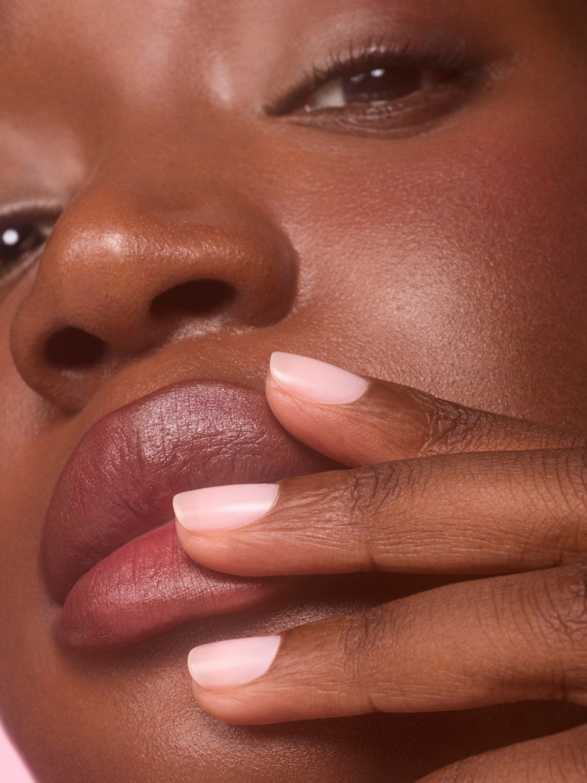 Manucurist Active Blur Powder Pink blurring care polish on nails