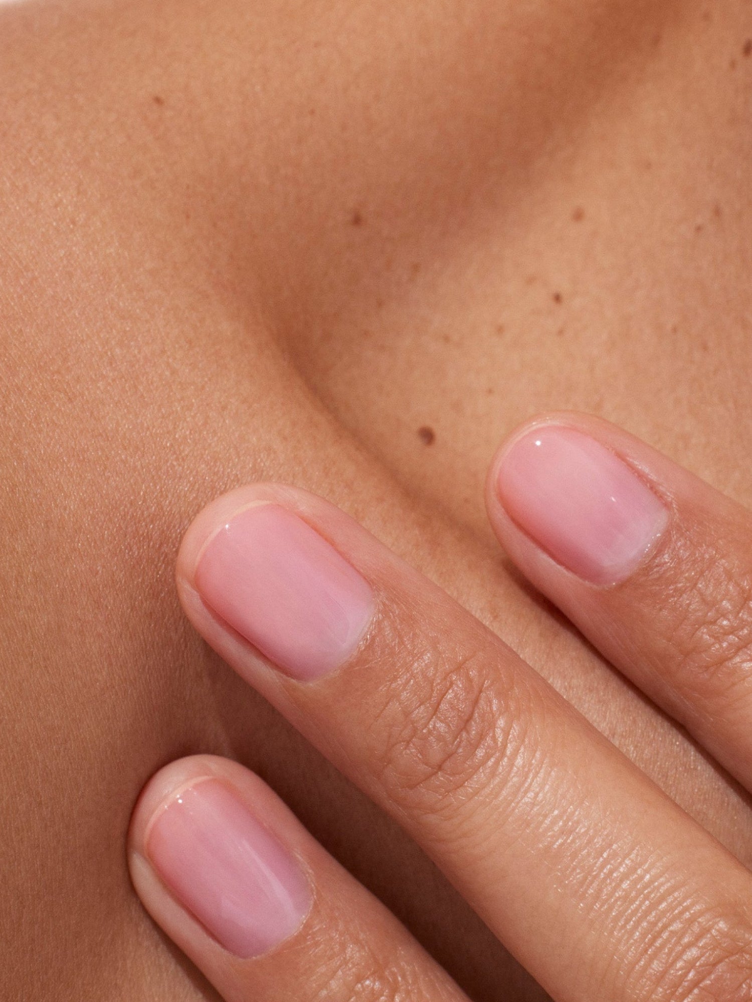 MANUCURIST Active Glow™ Raspberry on natural nails for a healthy, glossy finish