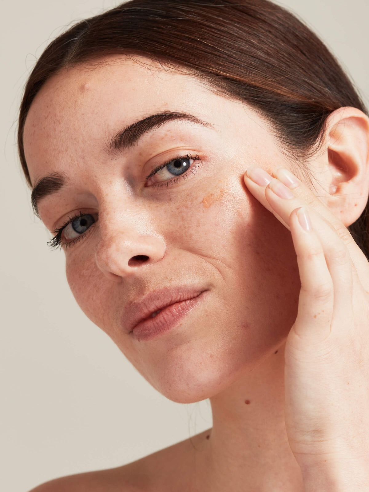 Pai The Impossible Glow Hyaluronic Acid and Bronzing Drops on glowing skin