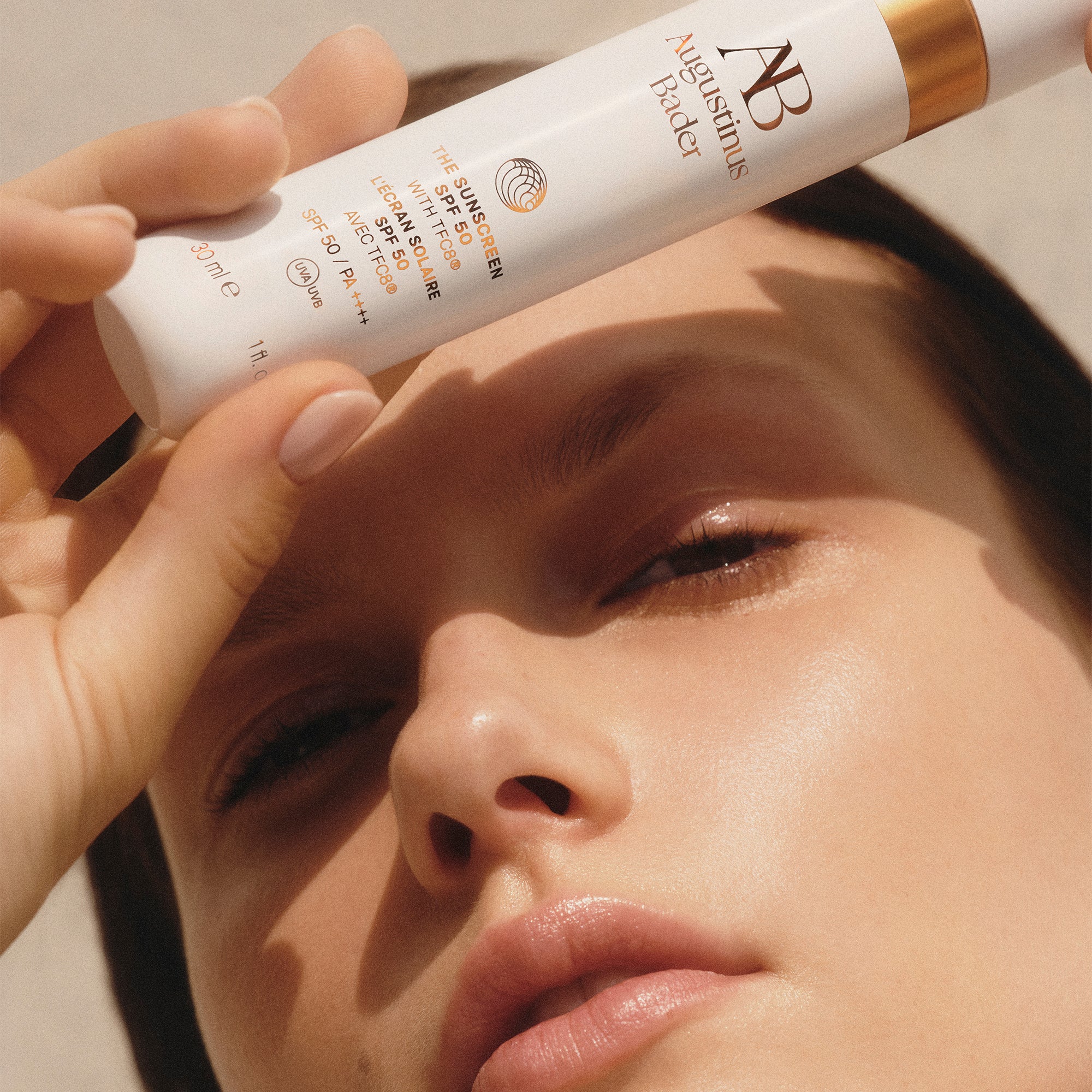 AUGUSTINUS BADER The Sunscreen SPF 50 application on the face
