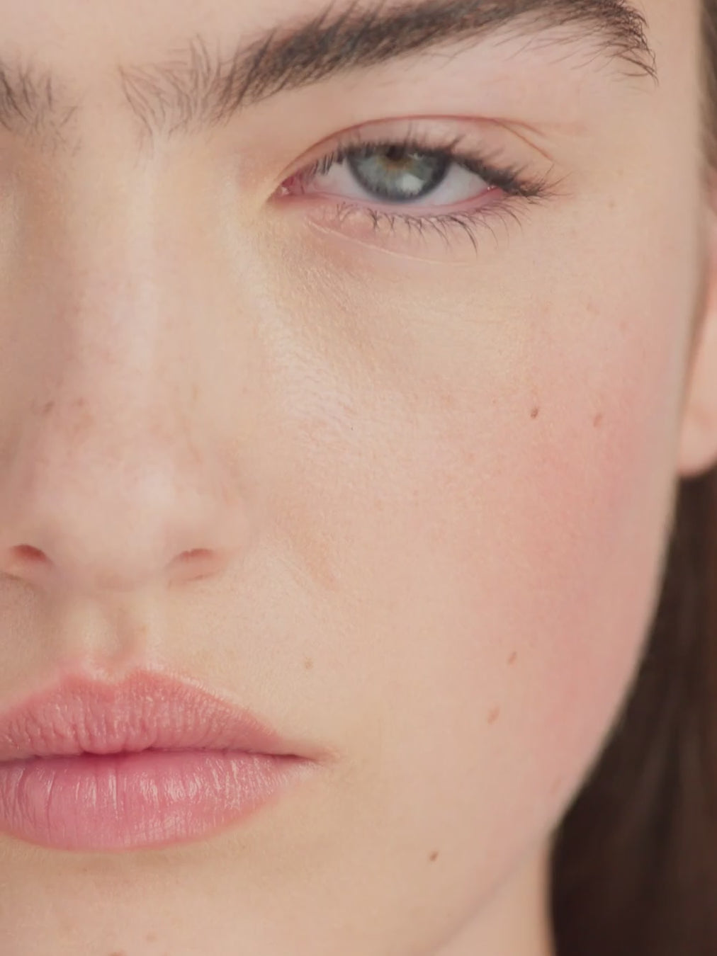 WESTMAN ATELIER Vital Skincare Concealer L3 application under the eyes