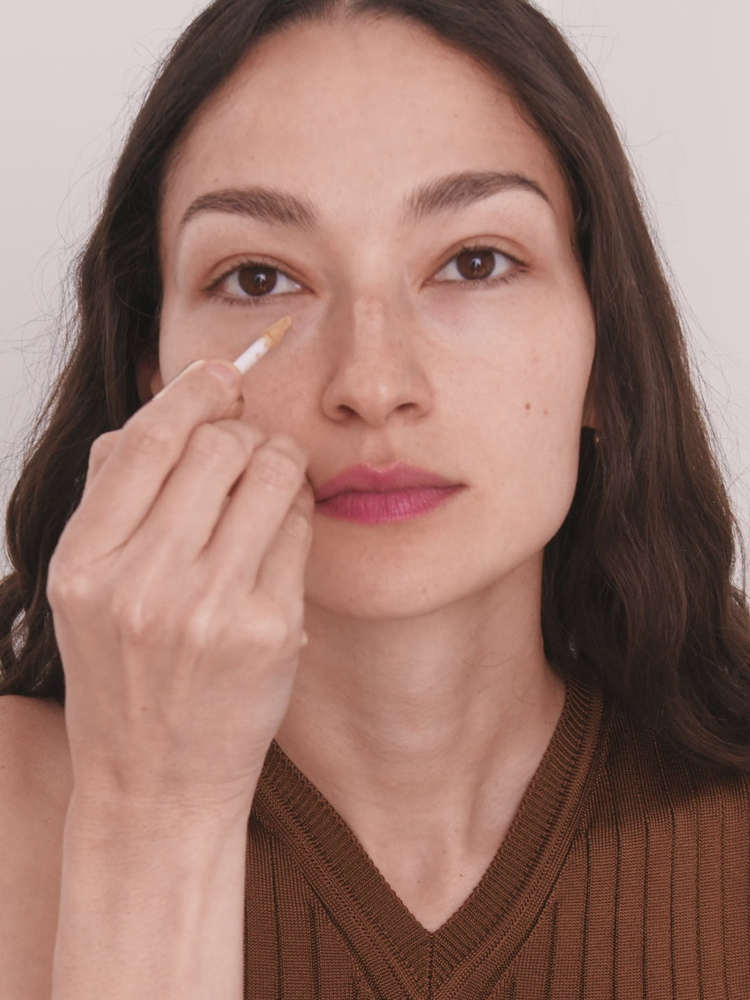 WESTMAN ATELIER Vital Skincare Concealer L4 application under the eyes