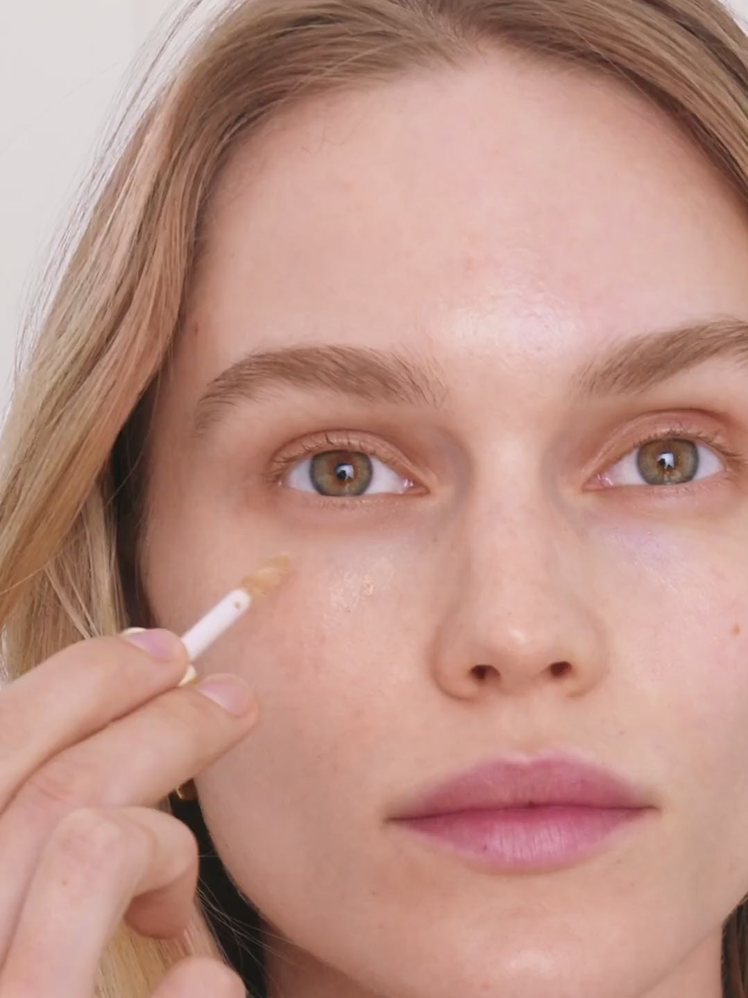 WESTMAN ATELIER Vital Skincare Concealer L2 application under the eyes