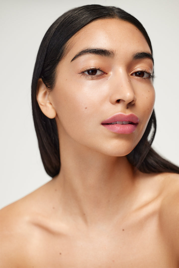 WESTMAN ATELIER Liquid Super Loaded Sheer Illuminator in Peau de Pêche application on skin