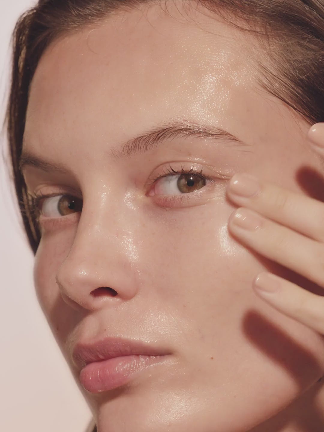 Video showing a model applying the AUGUSTINUS BADER The Hydrogel Face Mask