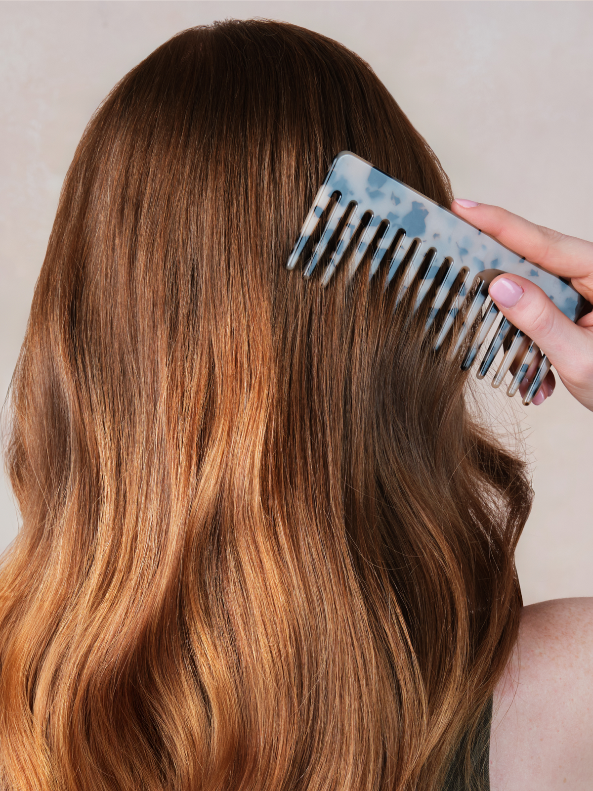Rahua Hydration Detangler UV Barrier bei der Anwendung im Haar