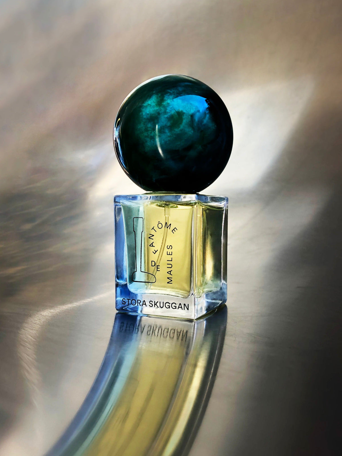 Stora Skuggan Fantôme de Maules Eau de Parfum bottle with reflection