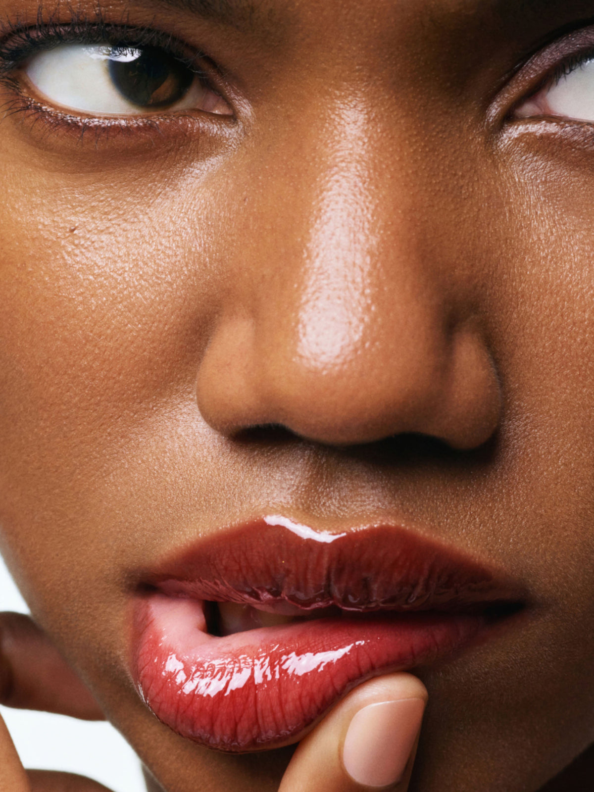U Beauty The Plasma Lip Compound Cassis on lips