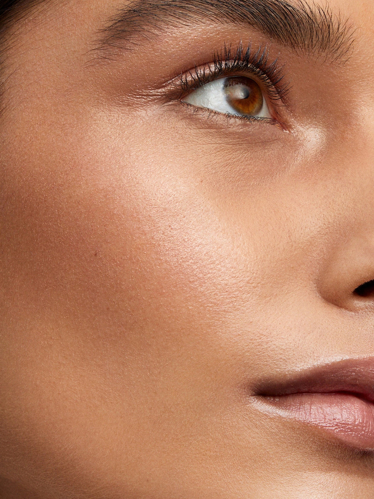 Westman Atelier Lit Up Highlight Stick in Nectar on model