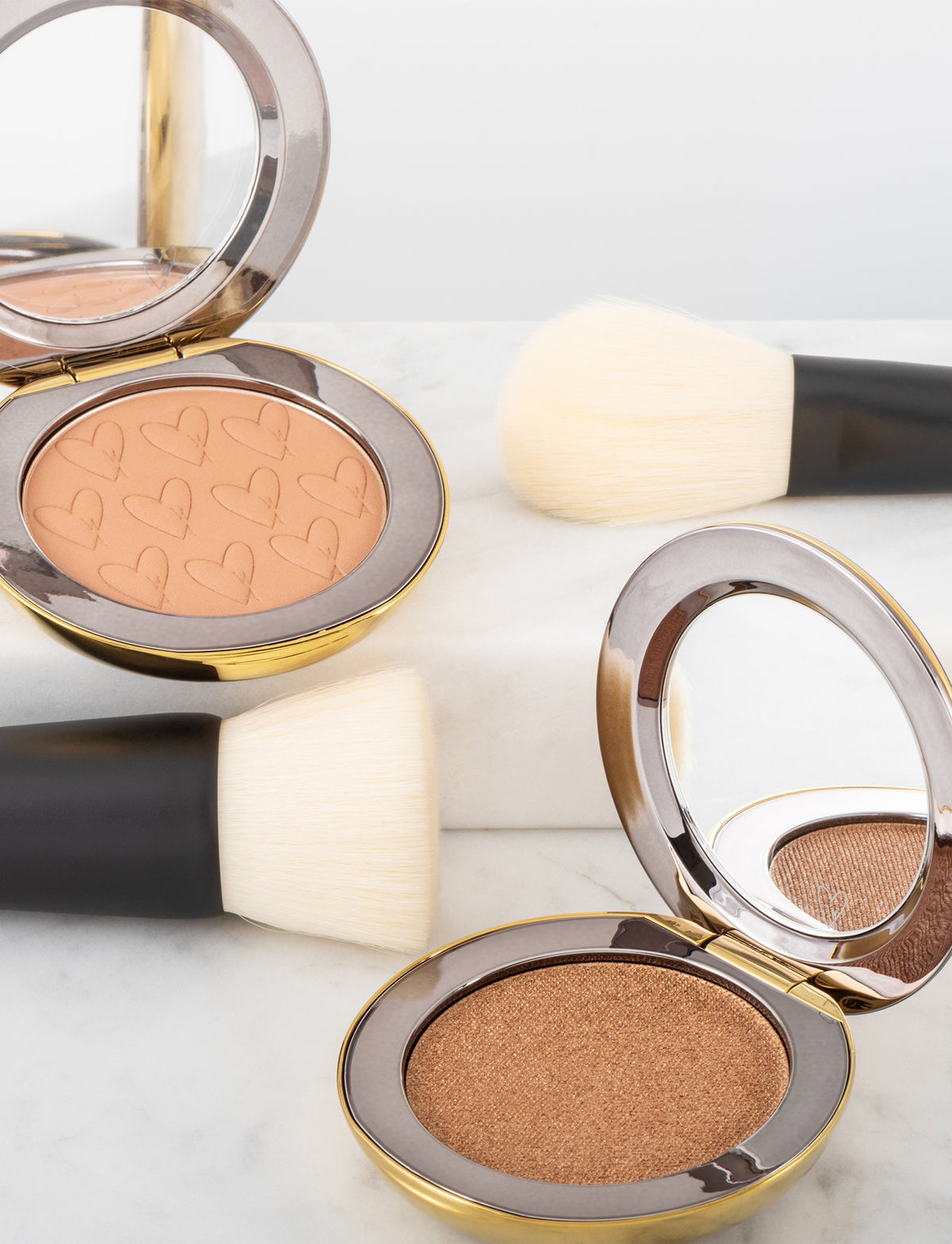 WESTMAN ATELIER Powder Brush with makeup powder