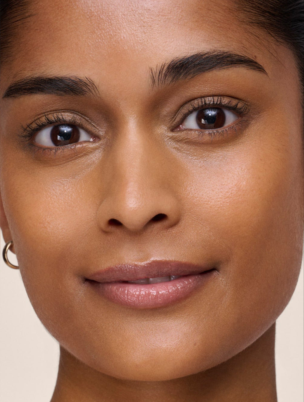 WESTMAN ATELIER Vital Skincare Concealer in Atelier T3 on a model