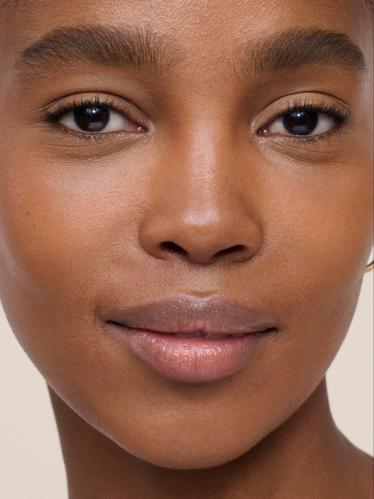 westman-atelier-vital-skincare-concealer-atelier-d1-model