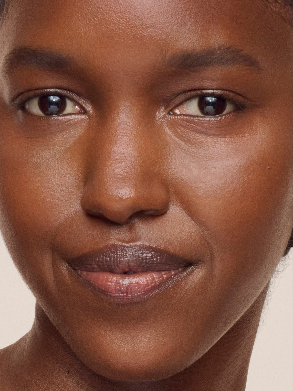 WESTMAN ATELIER Vital Skincare Concealer in Atelier D3 on a model