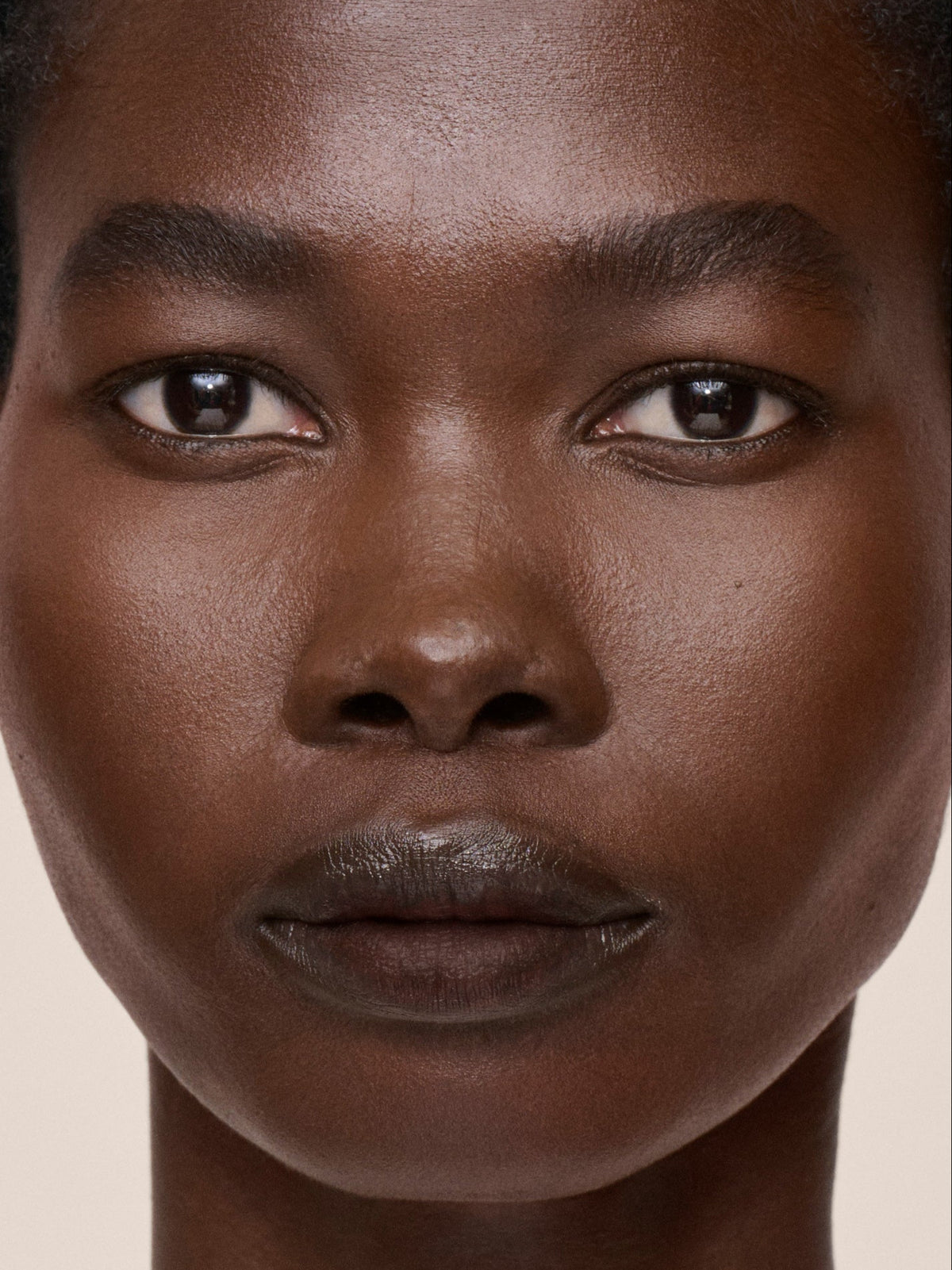 WESTMAN ATELIER Vital Skincare Concealer in Atelier D4 on a model