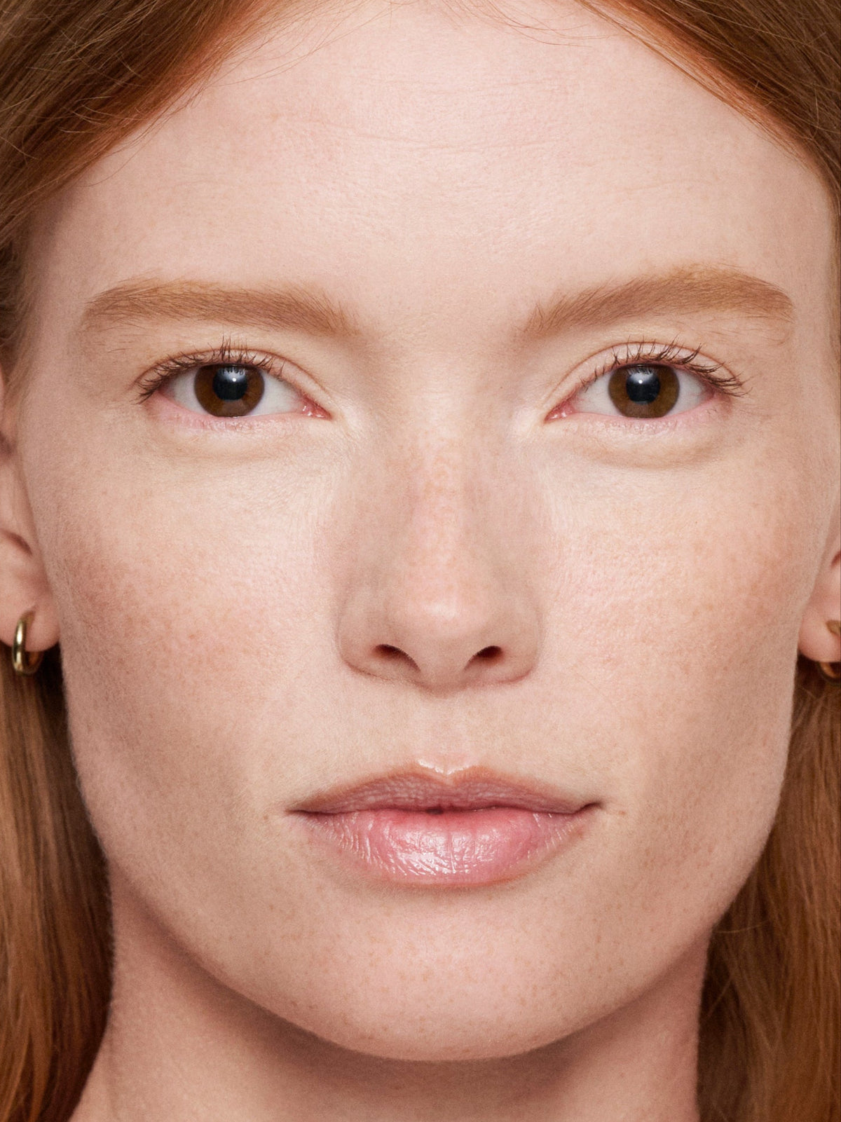 WESTMAN ATELIER Vital Skincare Concealer in Atelier L1 on model