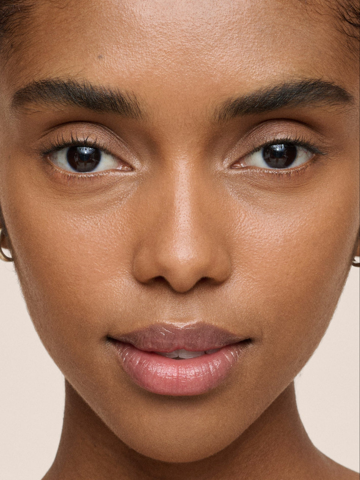 WESTMAN ATELIER Vital Skincare Concealer in Atelier T4 on a model
